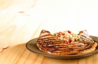 Chuletas de pavita adobadas con ensalada de quinua